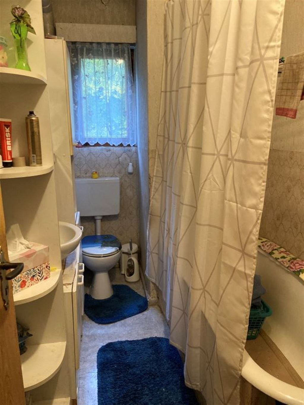 Freistehendes Dreifamilienhaus mit Innenhof, Garten und Garage