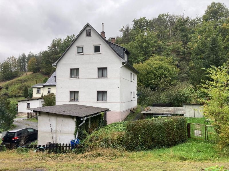 Freistehendes Dreifamilienhaus mit Innenhof, Garten und Garage
