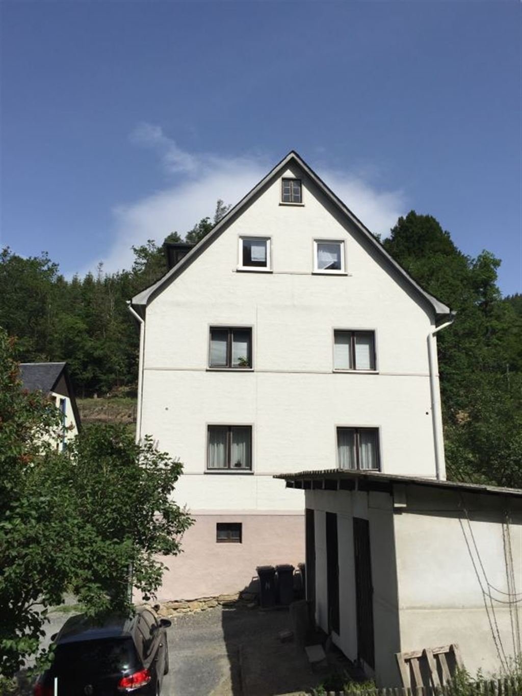Freistehendes Dreifamilienhaus mit Innenhof, Garten und Garage